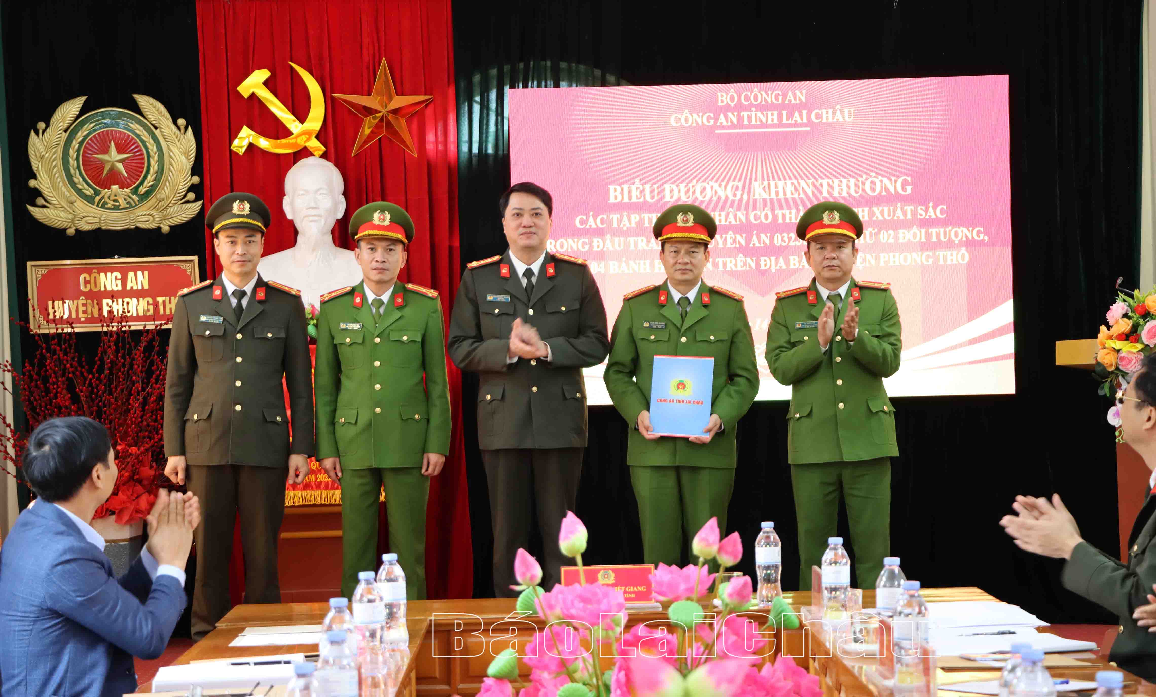 Đại tá Nguyễn Viết Giang – Giám đốc Công an tỉnh khen thưởng các tập thể, cá nhân có thành tích xuất sắc trong thực hiện chuyên án 0323S. 